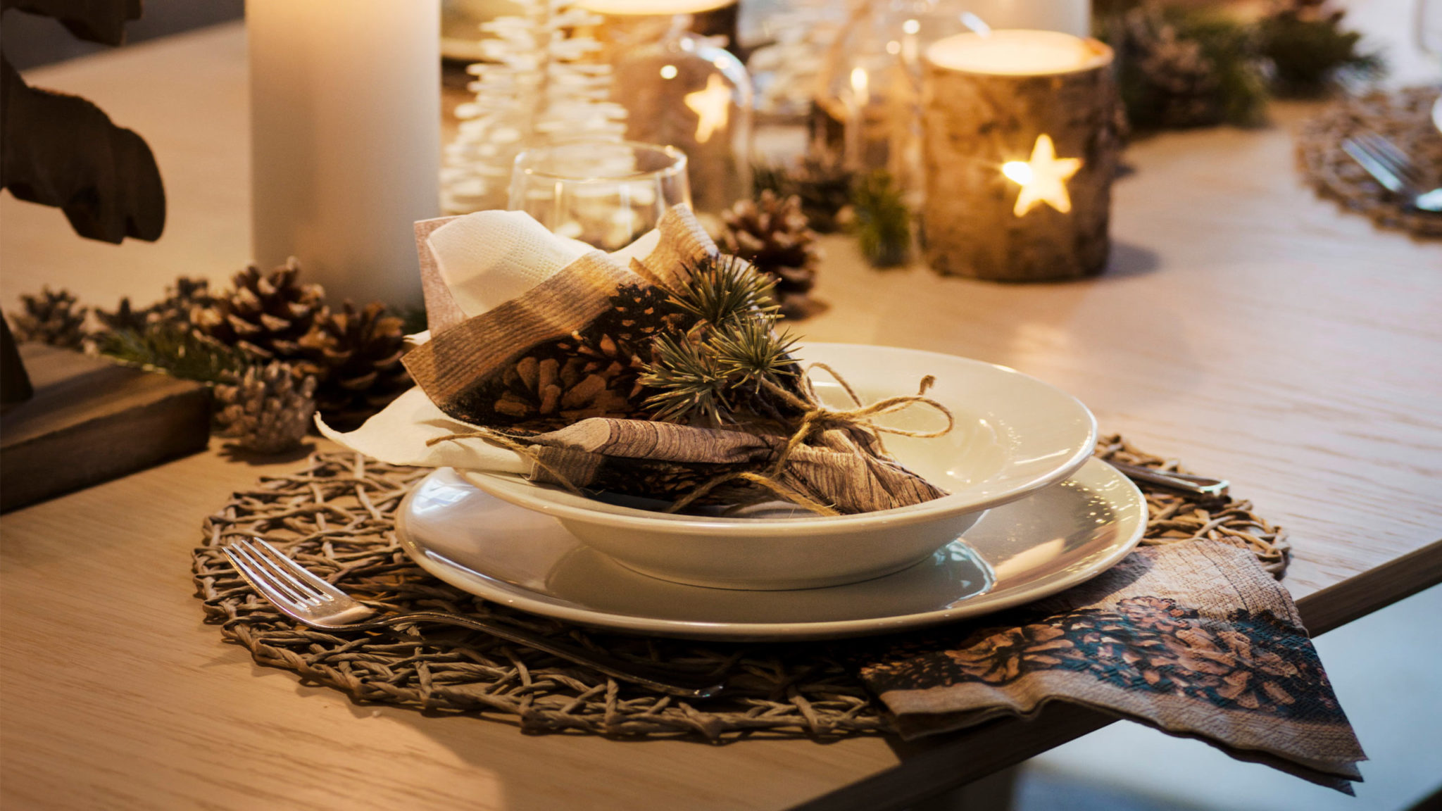 Tischdeko Zu Weihnachten: Mustertische & Ideen In Rot, Grün, Gold ...