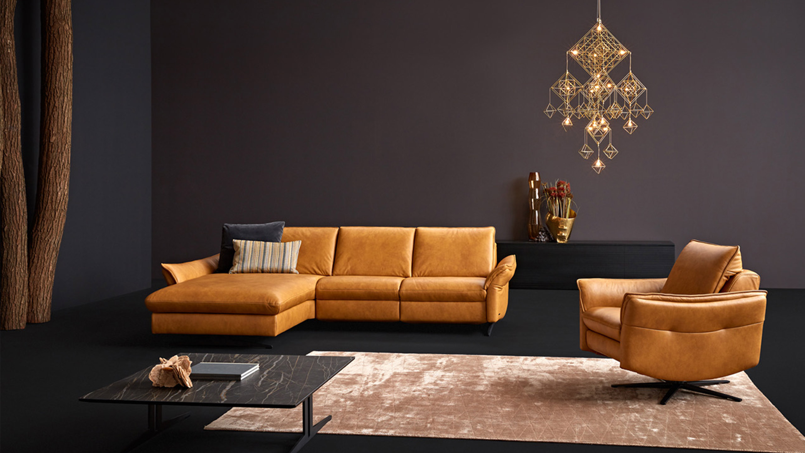 goldenes wohnzimmer mit himolla sofa und sessel spektra in gold