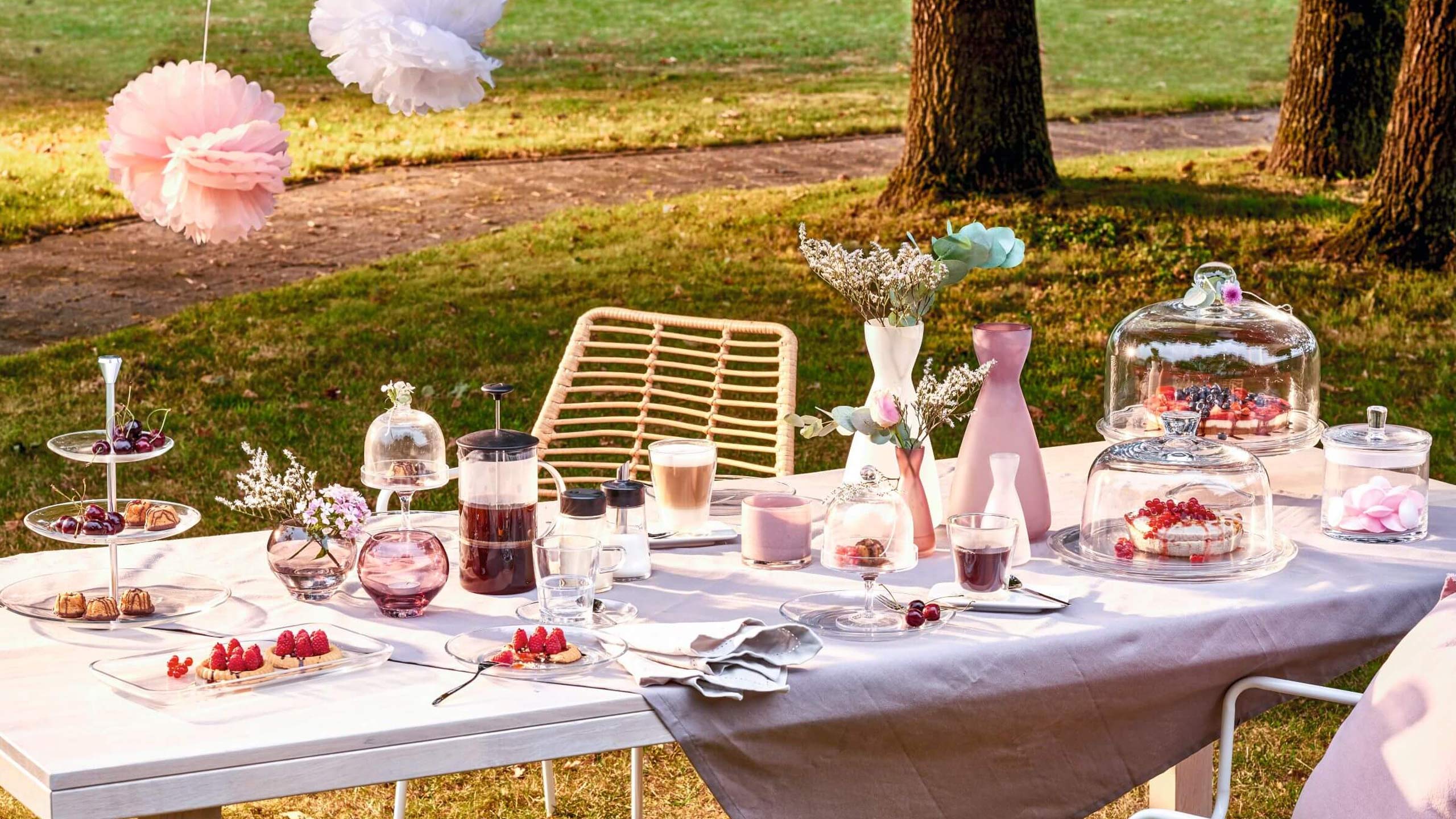 sommerlich geschmückter outdoor tisch mit leonardo geschirr und deko in pastellrosa