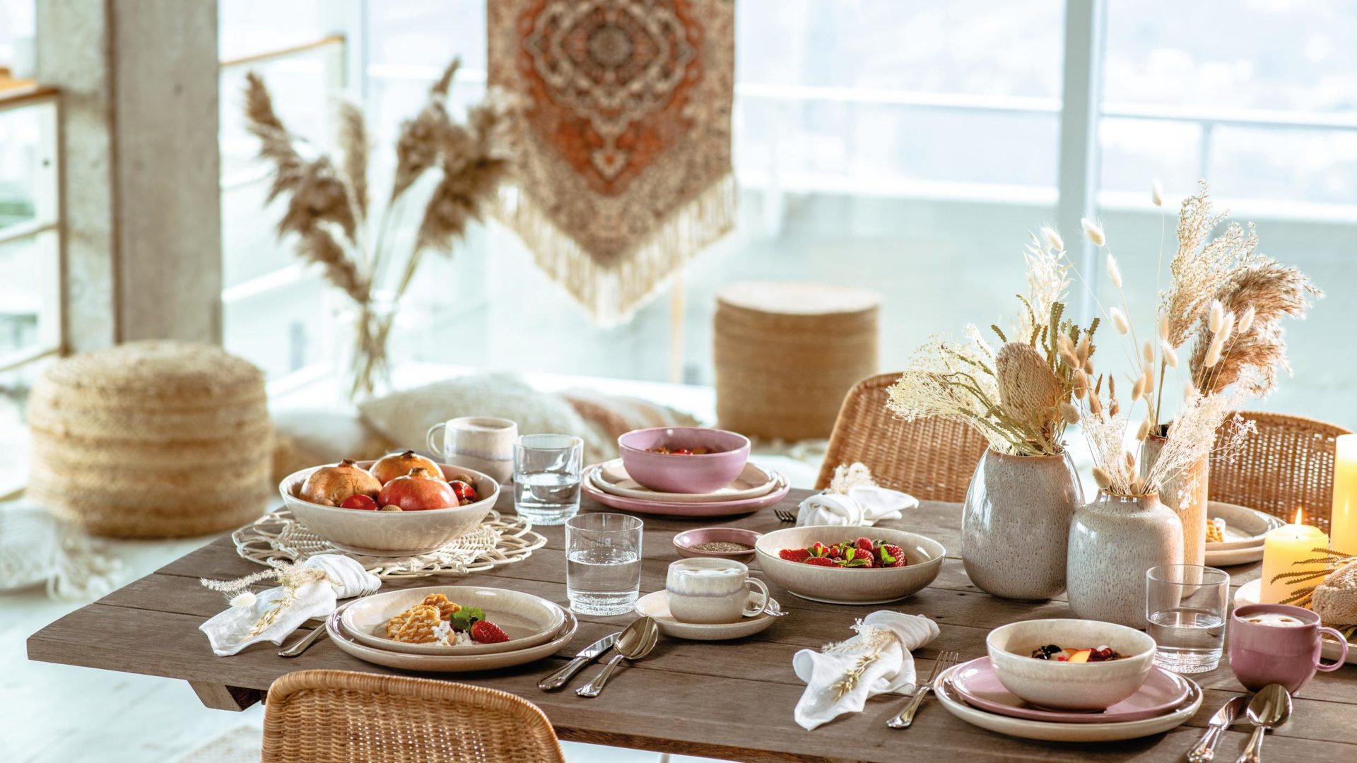 villeroy & boch perlemor sand geschirr gedeckt auf einem holzesstisch im boho style