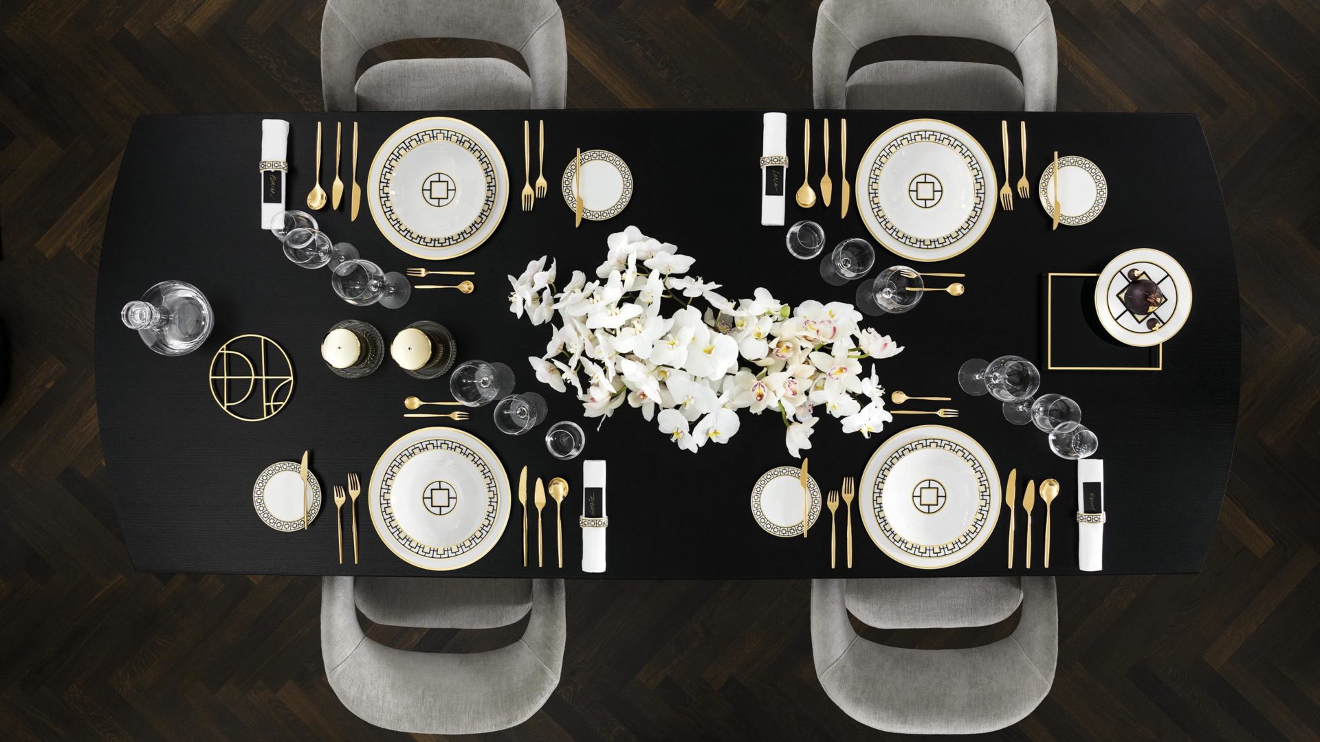 villeroy & boch metrochic geschirr in schwarz weiß gold festlich gedeckt auf einem schwarzen tisch mit samtstühlen