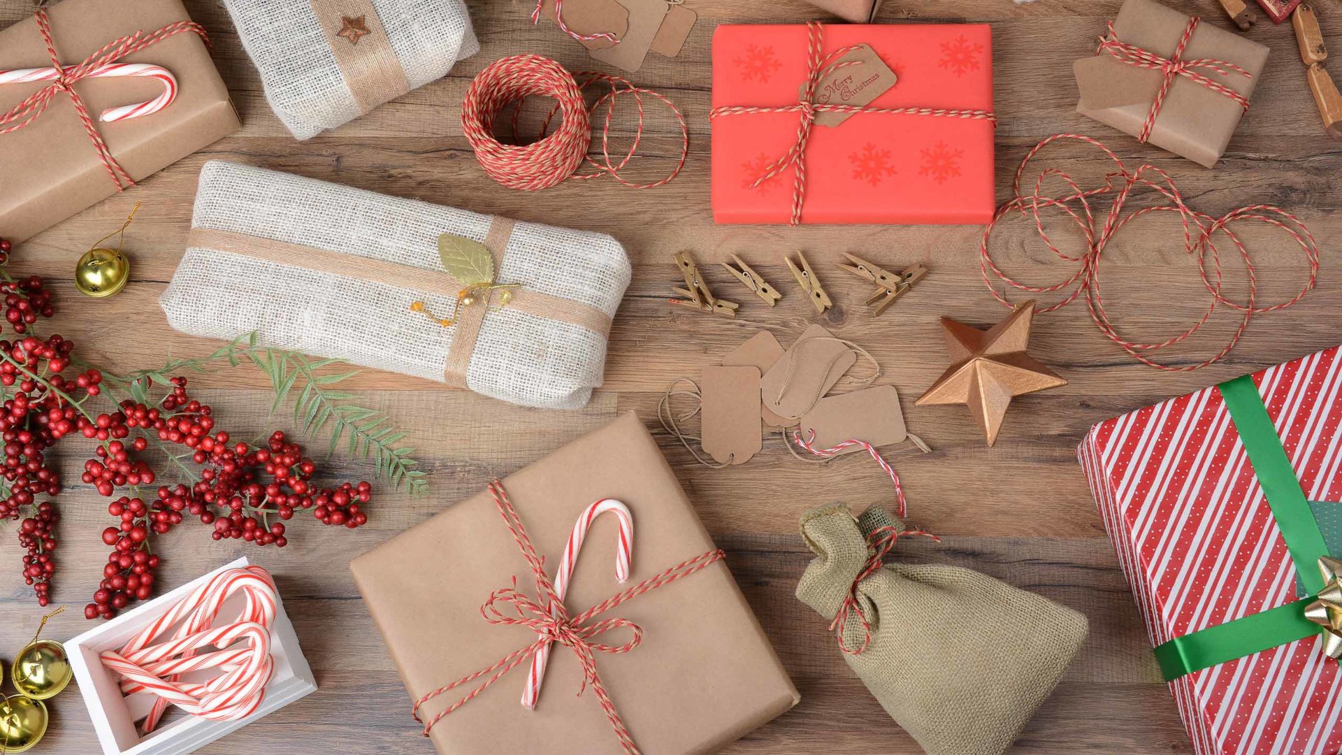 zubehör zum geschenke verpacken mit verschiedenen verpackungen wäscheklammern geschenkeanhängern und geschenkedeko